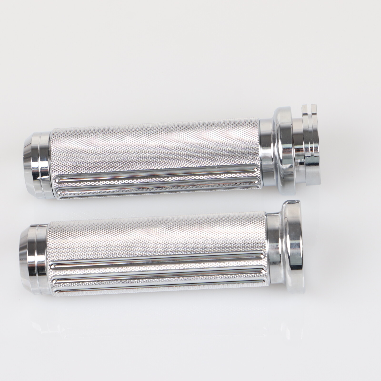 Chrome 1″ Handlebar Hand Grips For Harley Electra Glide Dyna Road King Softail
