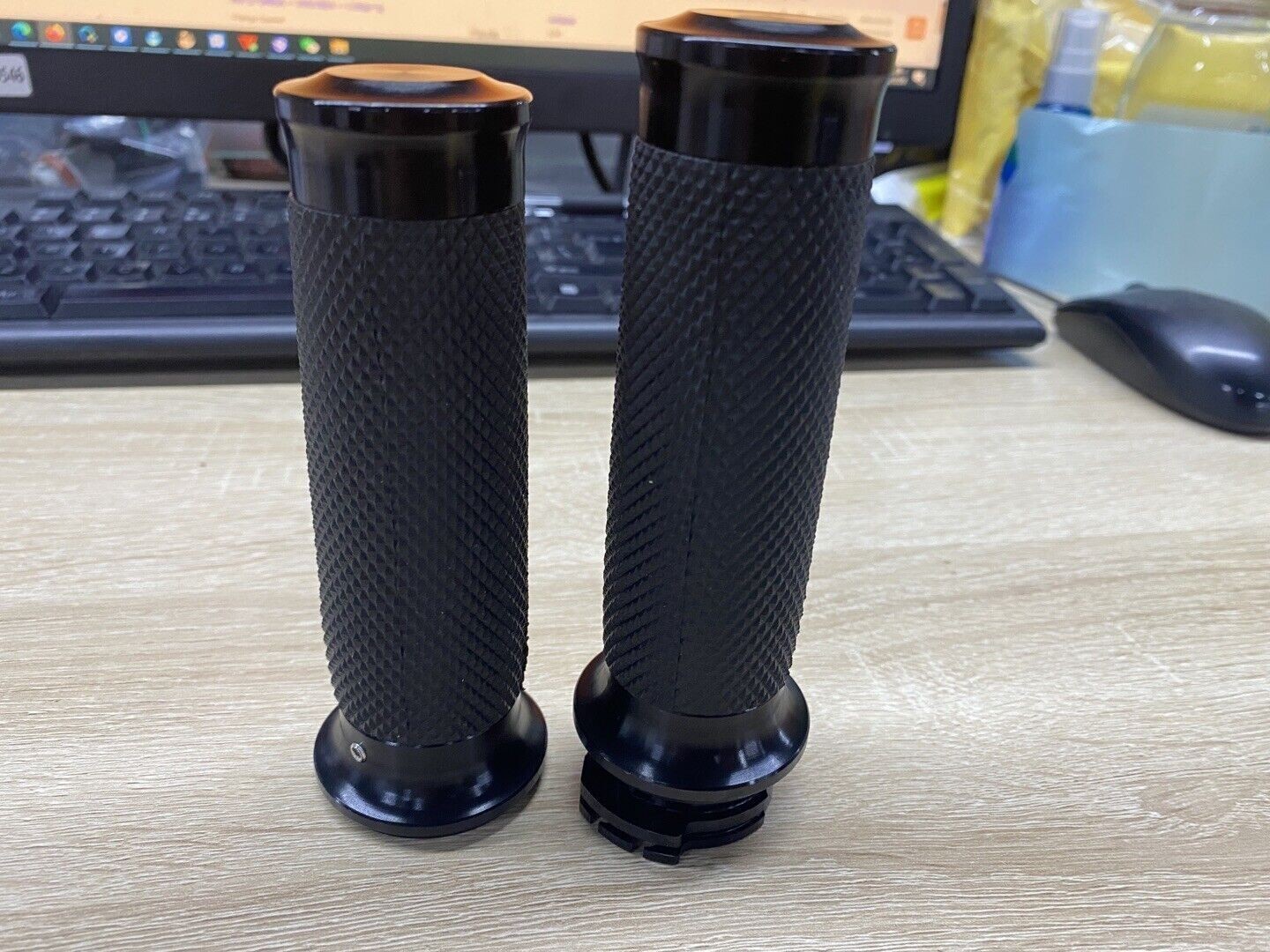 1″ Inch Motorcycle Handle Bar Hand Grips For Harley Honda Yamaha Kawasaki Jkzoab