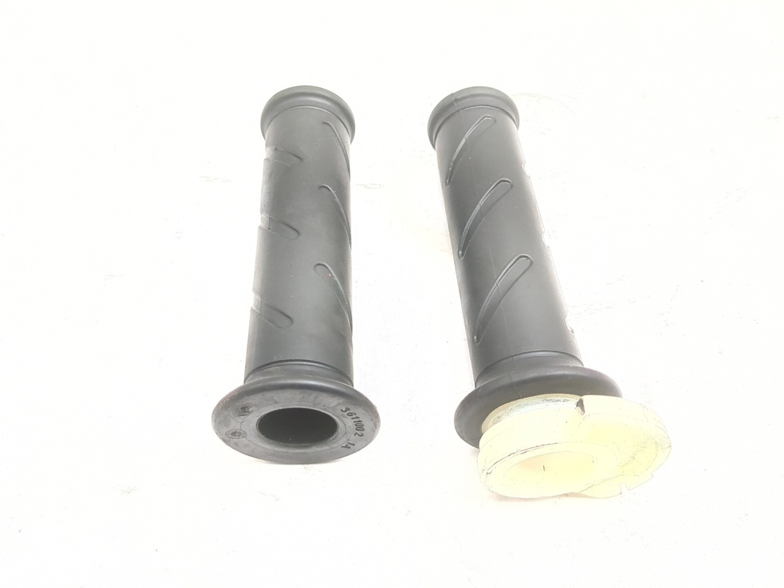 00-03 Ducati M900 Monster 900 IE Front Left Right Handlebar Grips 65620121A