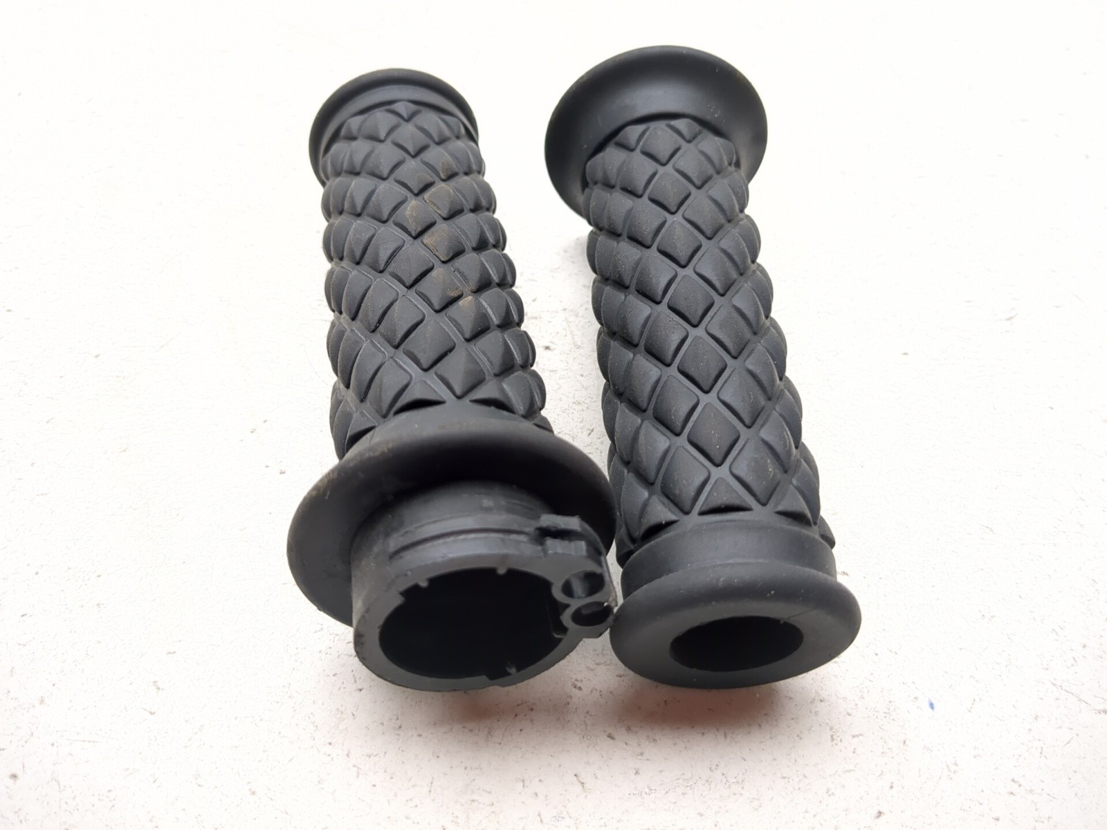 06-08 Harley Night Rod VRSCD Front Left & Right Handlebar Grips Set