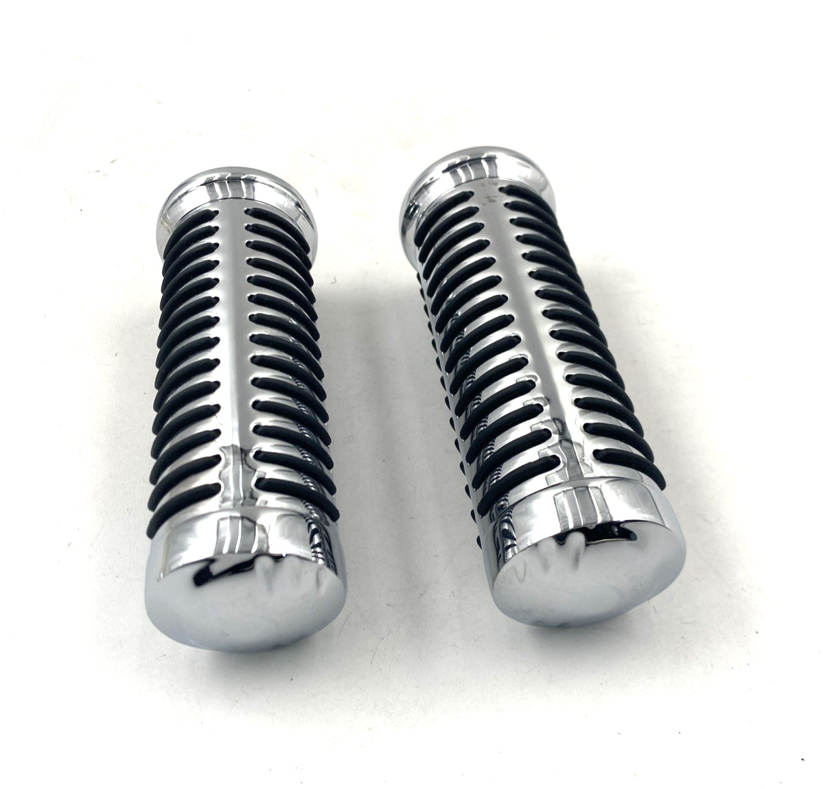Highway Hawk – 45-0101 – 1in. Handlebar Classic Grips, Chrome/Black Harley