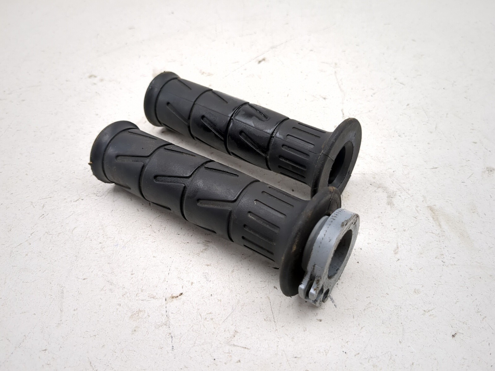 01-05 Kawasaki ZRX1200A ZRX 1200 Front Left Right Handlebar Grip Set 46019-1100