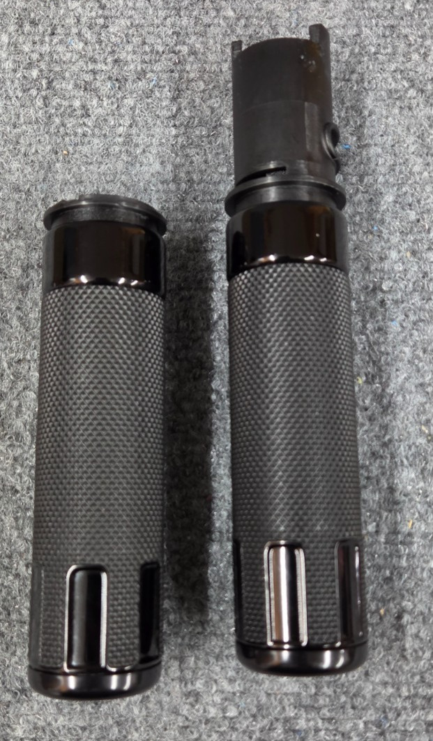 OEM HARLEY-DAVIDSON ’23+ TOURING BLACK ANODIZED HANDGRIPS SWITCHBACK COLLECTION