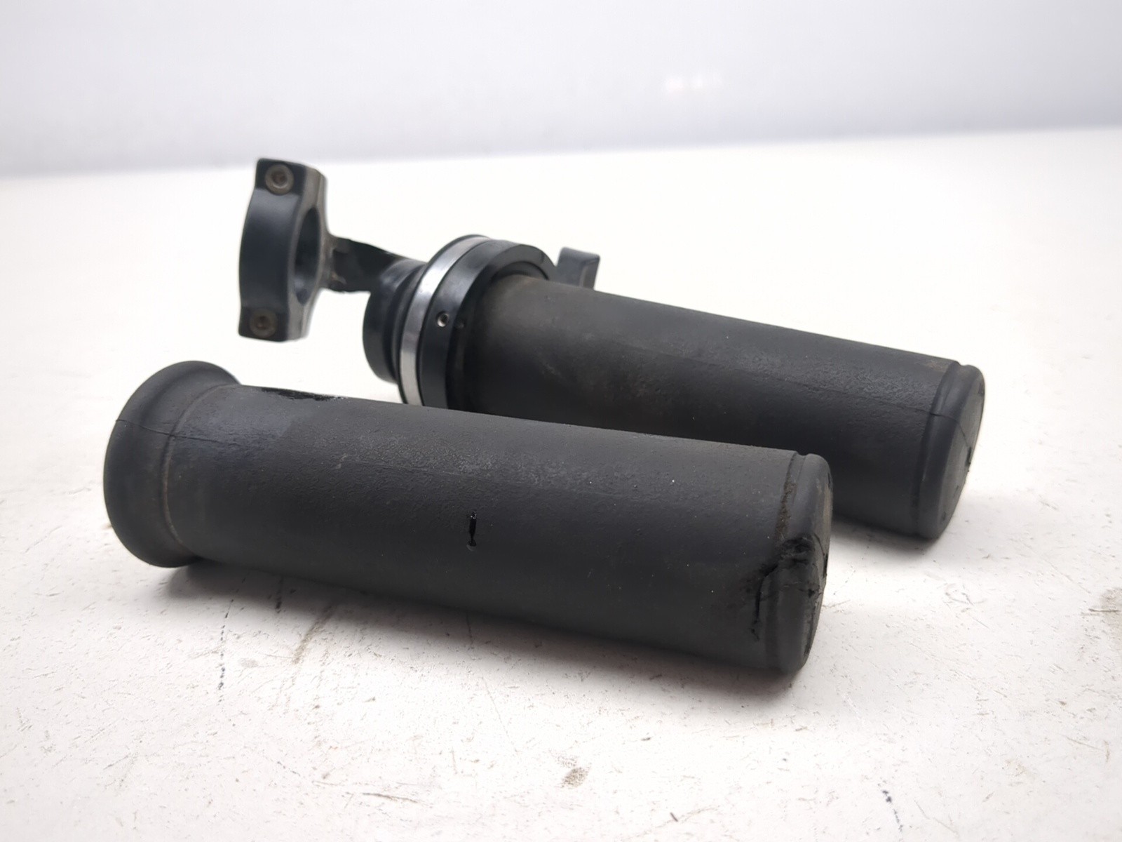 03-08 Kawasaki VN1600 Vulcan Classic Front Left Right Grip Set 46019-1123