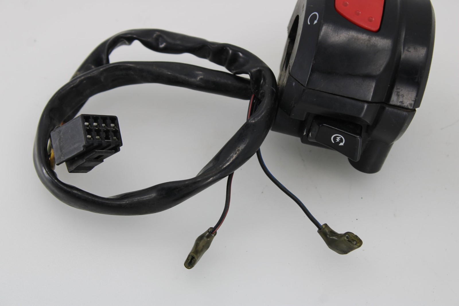 2006 SUZUKI GSXR600 RIGHT HANDLEBAR CONTROL SWITCH 37200-01H30