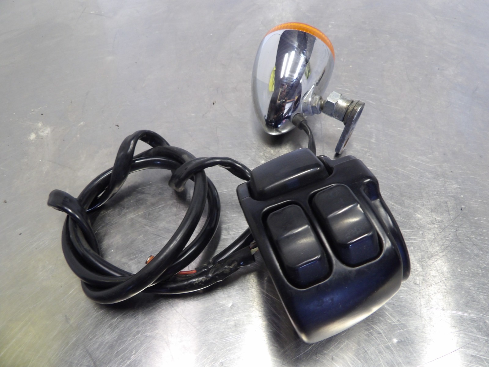 12 Harley Dyna Street Bob FXDB right handlebar control turn switch DAMAGE 4PARTS