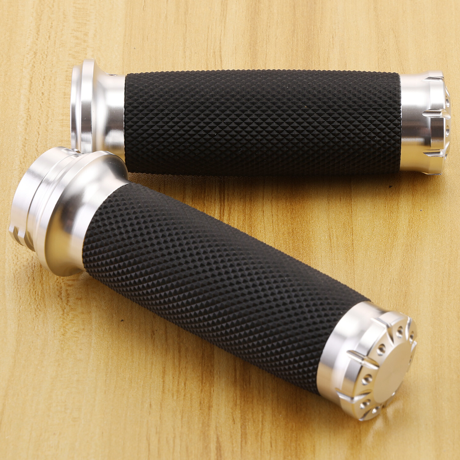 Pair 1″ Motorcycle Handle Bar Hand Grips for Harley Sportster XL1200 883 Dyna